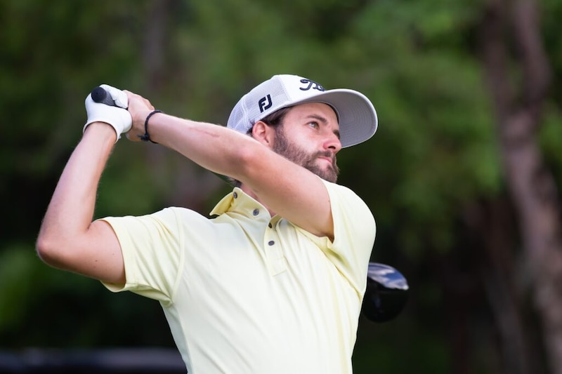 Golfista masculino en acción