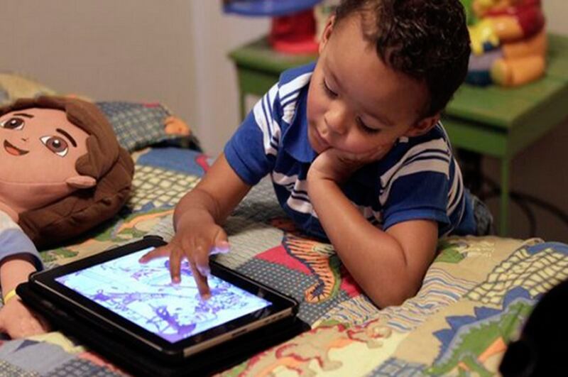 Niño usando una tablet