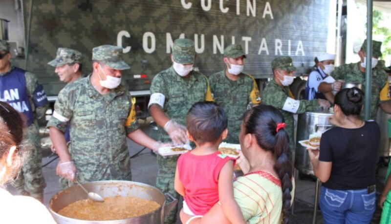 Soldados reparten comida en una comunidad