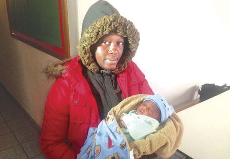 Madre soltera con su bebé recién nacido
