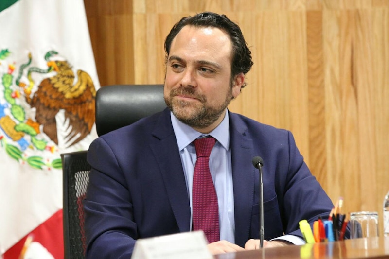 El político mexicano Juan Pérez durante una conferencia de prensa