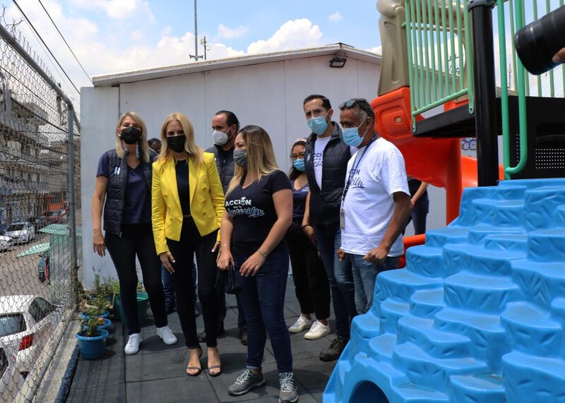 Entrega de donativo para la construcción de un parque infantil