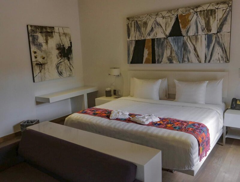 Una habitación de hotel con una cama grande y un sofá.