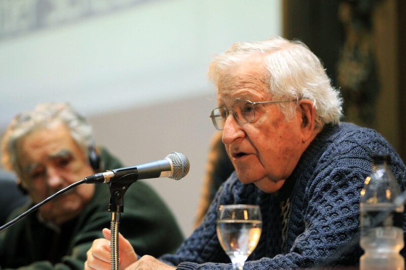 El escritor Mario Vargas Llosa durante una conferencia