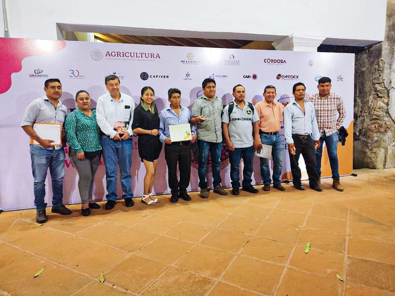 Entrega de reconocimientos a productores agrícolas en Córdoba