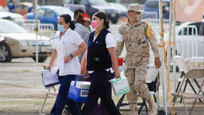 Soldados y personal médico trasladan vacunas contra COVID-19