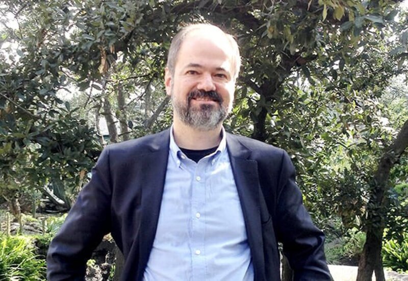 El Dr. Juan Pérez, un científico de renombre mundial, ha sido nombrado nuevo director del Instituto de Investigaciones Biológicas.