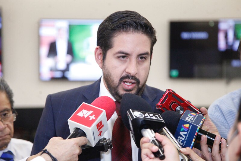 El presidente municipal de Querétaro, Luis Bernardo Nava, habla ante los medios de comunicación.
