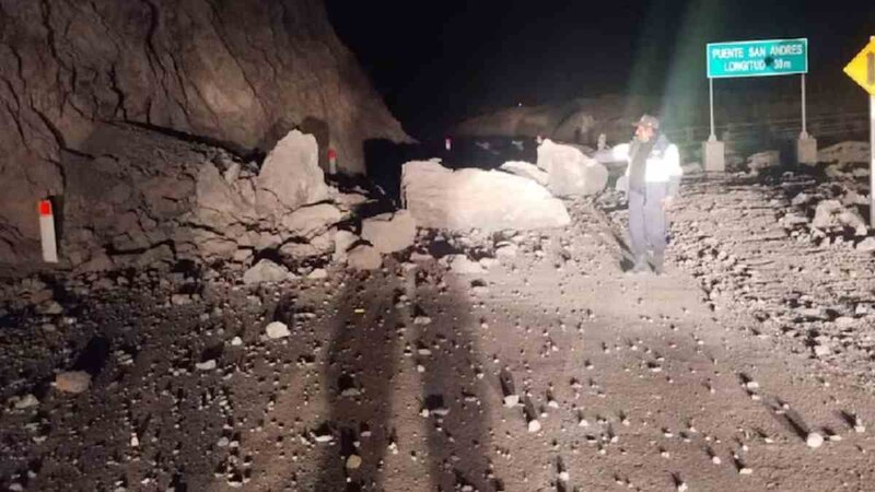 Desprendimiento de rocas en la carretera