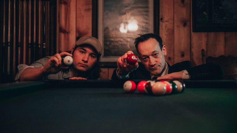 Dos hombres jugando al billar