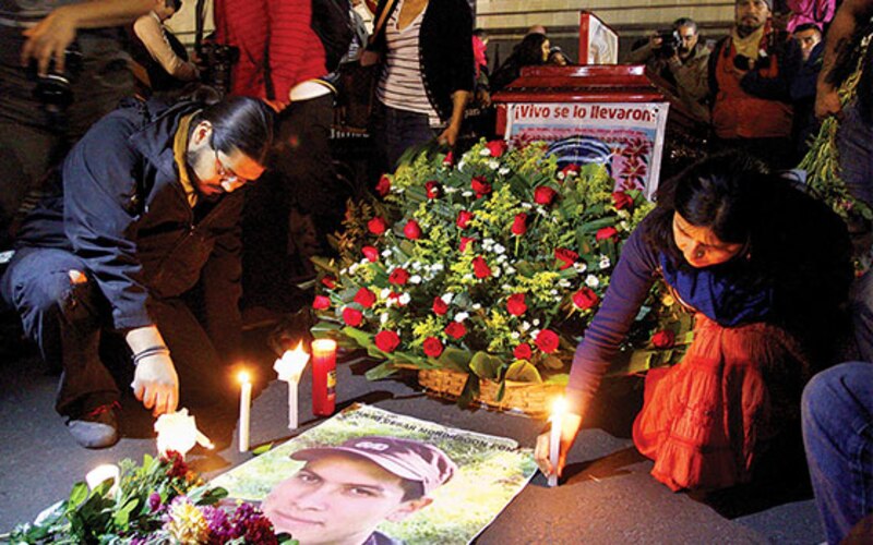 Un grupo de personas rinde homenaje a una persona fallecida