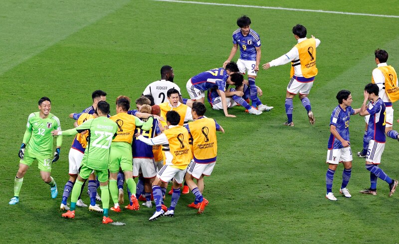 La selección japonesa celebra su victoria sobre Alemania en el Mundial de Qatar 2022