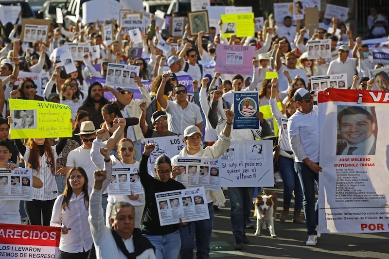 Marcha en México tras desaparición de Viviana y otros jóvenes en Jalisco