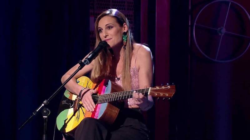 Cantante española tocando la guitarra