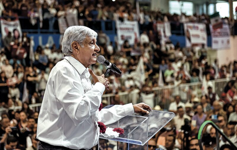 El expresidente Leonel Fernández pronuncia un discurso ante una multitud.