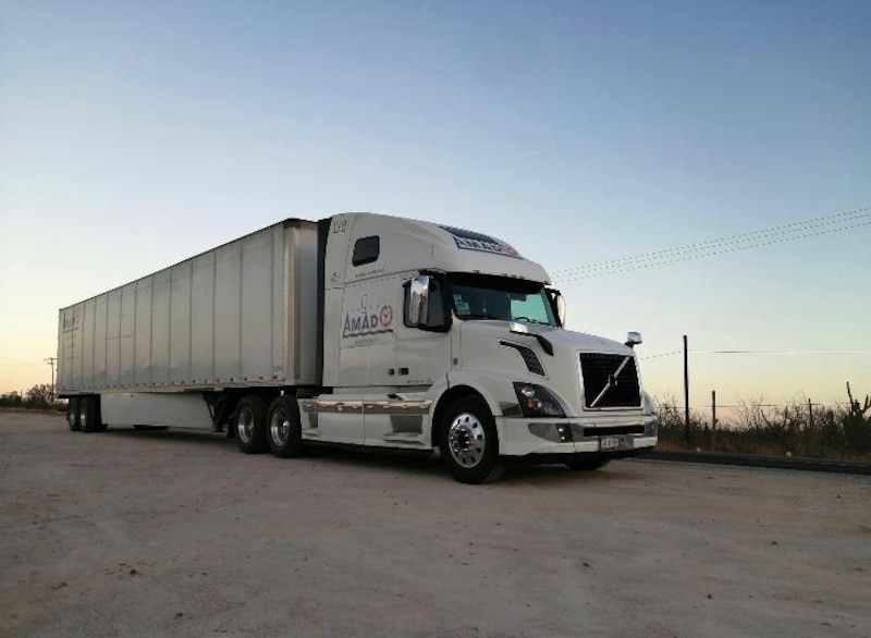 Camión de carga pesada Volvo VNL 300 blanco con caja seca