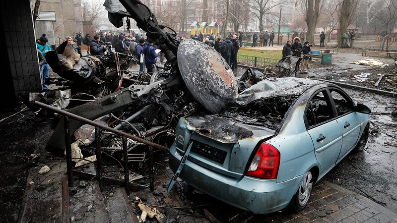 Un coche destruido por un misil en Ucrania