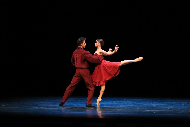 Pareja de bailarines de ballet realizando una coreografía.