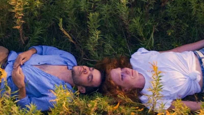 Pareja acostada en el pasto