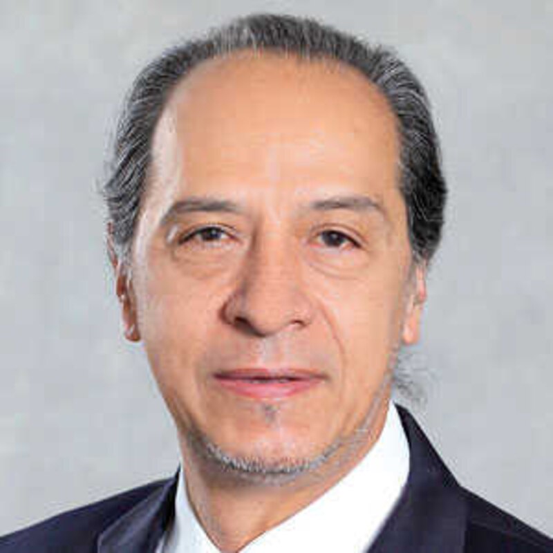 El Dr. Juan Luis Hernández, un médico indígena quechua, es un ejemplo de cómo la medicina tradicional y la medicina moderna pueden trabajar juntas para brindar una mejor atención a los pacientes.
