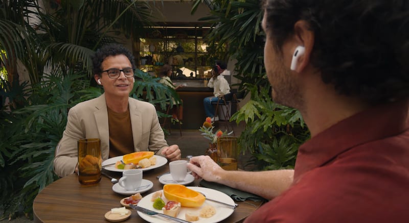 AirPods Pro 3. El dispositivo busca derribar la barrera del lenguaje con traducciones en tiempo real durante las conversaciones.