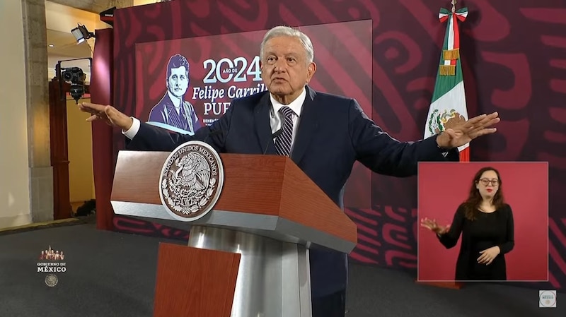 El presidente Andrés Manuel López Obrador da un discurso en la conferencia matutina.