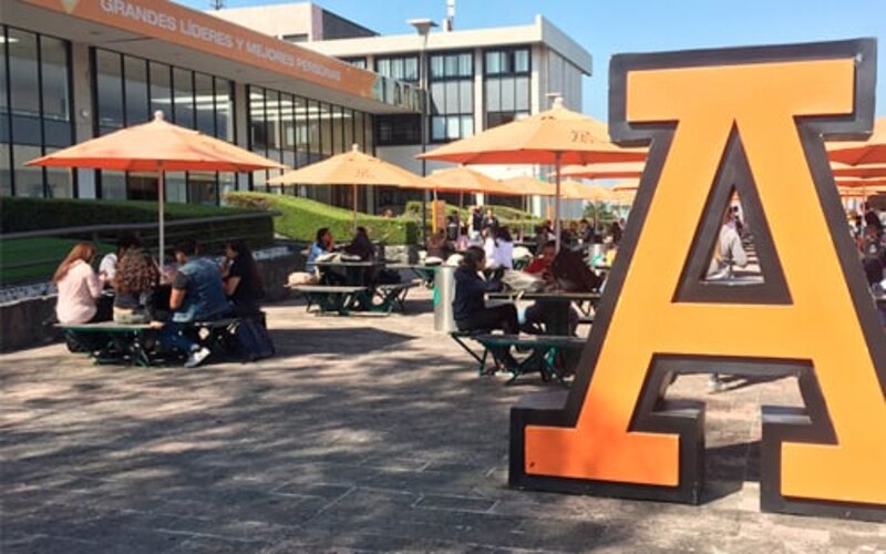 Estudiantes en el campus de la Universidad Autónoma de Nuevo León