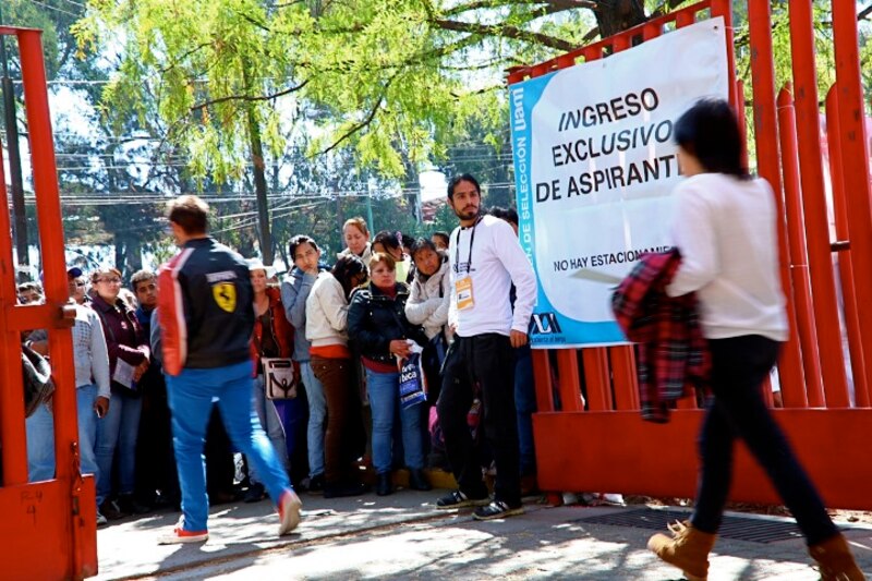 Jóvenes haciendo fila para ingresar a un examen de selección