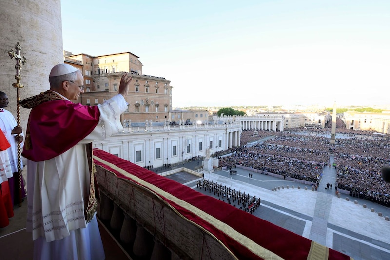 Robert Francis Prevost salió al balcón para decir sus primeras palabras como el Papa León XIV frente a miles de fieles en la Plaza de San Pedro.