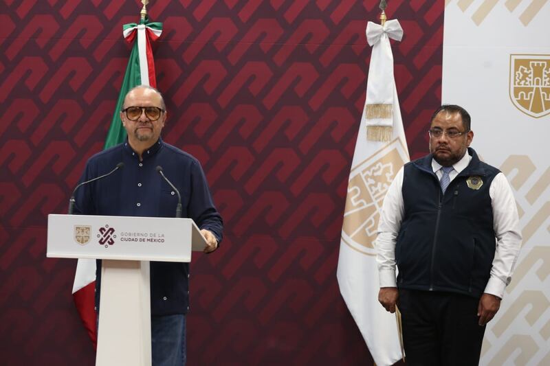 El canciller Marcelo Ebrard y el embajador de México en España, Quirino Ordaz, durante una conferencia de prensa en Madrid.