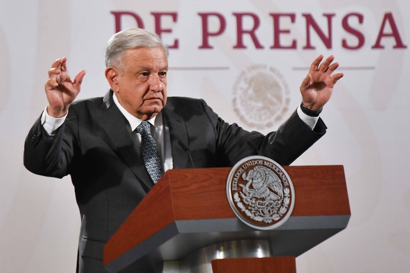 El presidente Andrés Manuel López Obrador da un discurso en una conferencia de prensa.