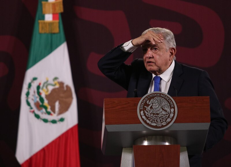 El presidente López Obrador se muestra preocupado durante una conferencia de prensa.