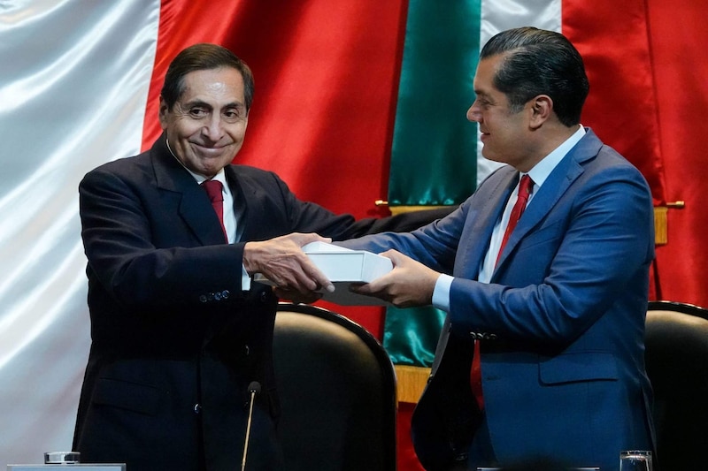 Rogelio Ramírez de la O., secretario de Hacienda y Crédito Público, hizo entrega del paquete económico 2025 a Sergio Gutiérrez Luna, presidente de la Mesa Directiva de la Cámara de Diputados.