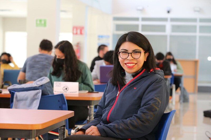 Estudiante universitaria sonriendo