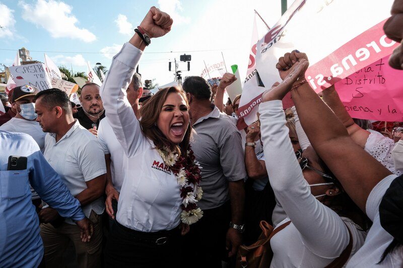 María Eugenia Campos, candidata a la gubernatura de Chihuahua, celebra con sus simpatizantes.