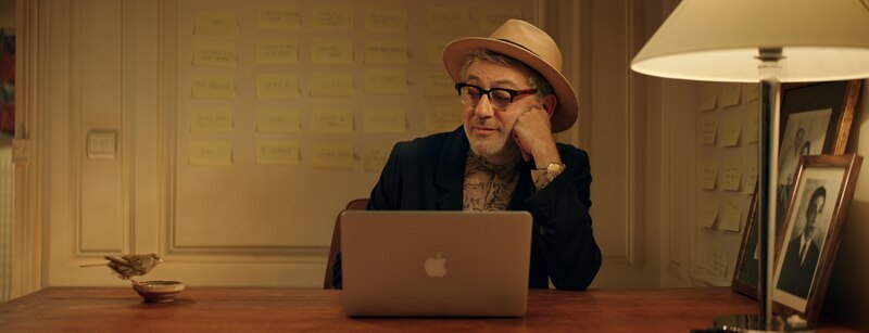 Un hombre mirando su computadora portátil