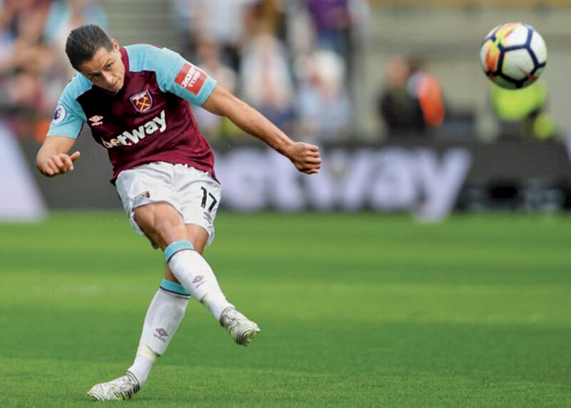 Javier "Chicharito" Hernández, jugador del West Ham, dispara el balón durante un partido de la Premier League.