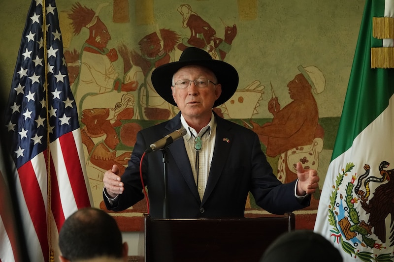 El embajador de Estados Unidos en México, Ken Salazar, pronuncia un discurso ante un mural en la Ciudad de México.