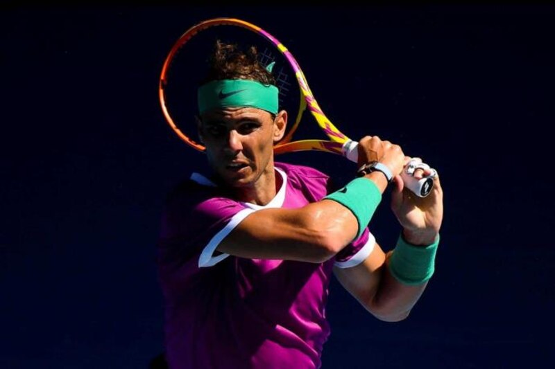 Rafael Nadal en acción durante un partido de tenis