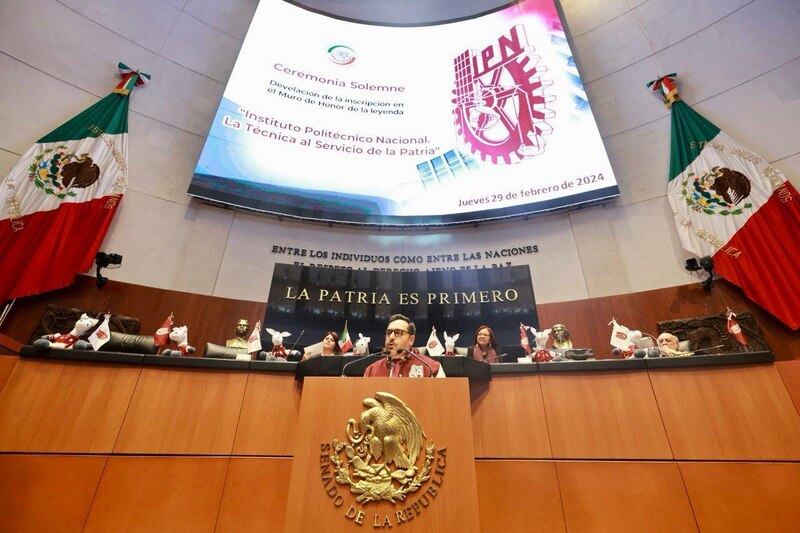 Ceremonia solemne de develación de la inscripción en el Muro de Honor de la leyenda "Instituto Politécnico Nacional. La Técnica al Servicio de la Patria"