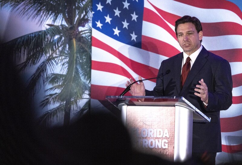 El gobernador de Florida, Ron DeSantis, pronuncia un discurso ante una multitud.