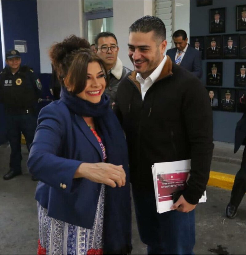 La alcaldesa de Acapulco, Adela Román, saluda al presidente de la República, Andrés Manuel López Obrador.
