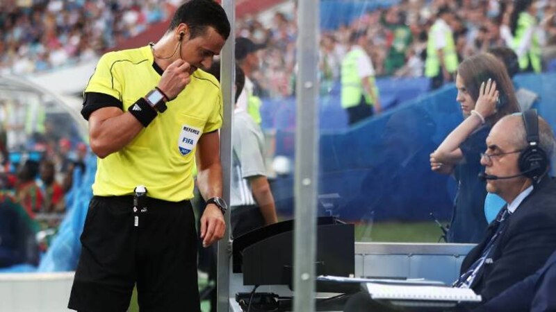 El árbitro revisa la jugada en el VAR