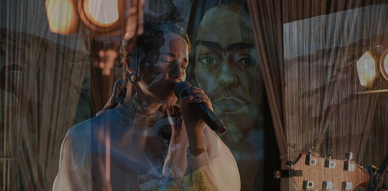 Cantante mexicana cantando en un bar