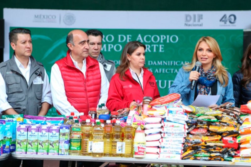 Entrega de apoyos a damnificados por el sismo