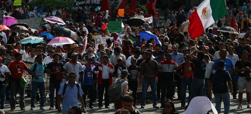 Multitud de personas marchando en una protesta