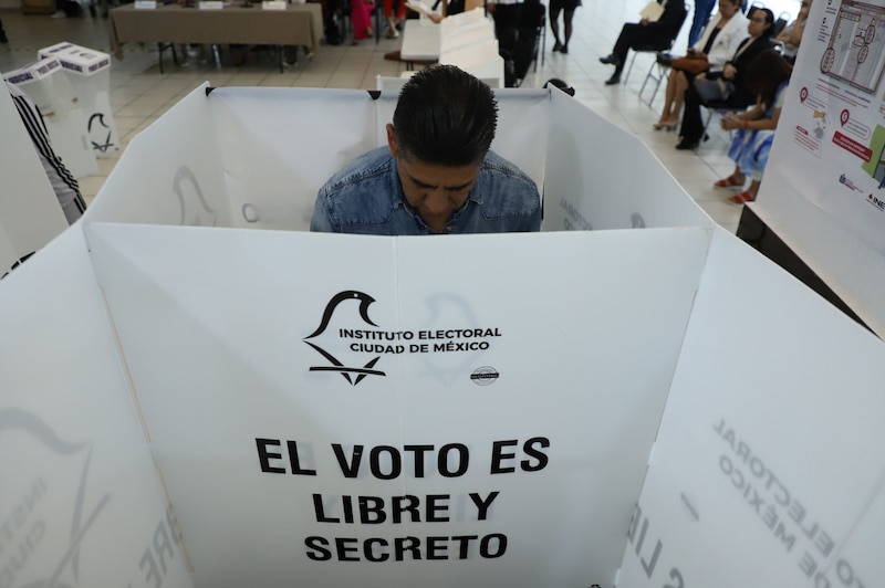 Una persona participa en el ejercicio de demostración de una casilla para la elección del Poder Judicial