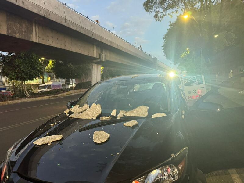Daños en el parabrisas de un coche por una pedrada
