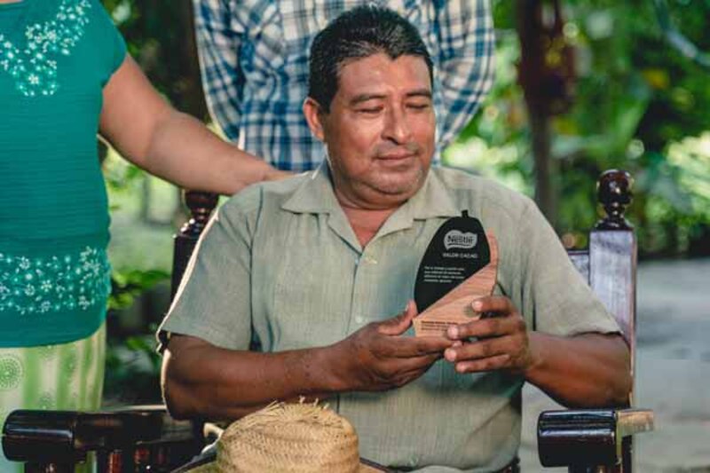Agricultor colombiano recibe premio por su trabajo en la conservación del medio ambiente