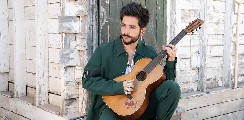 Cantante colombiano Camilo Echeverry tocando la guitarra